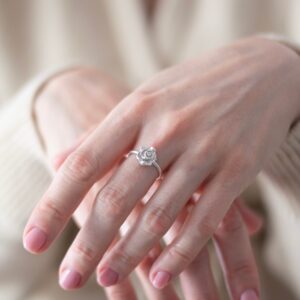 Prstan z vrtnico iz finega srebra