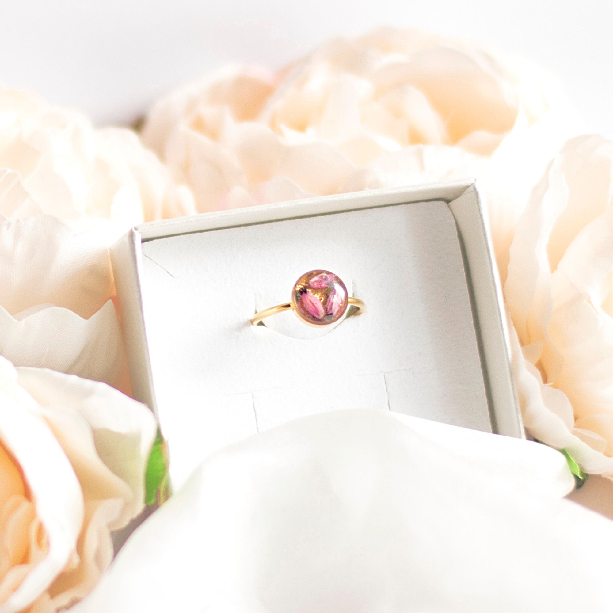 Prstan z roza vresjem