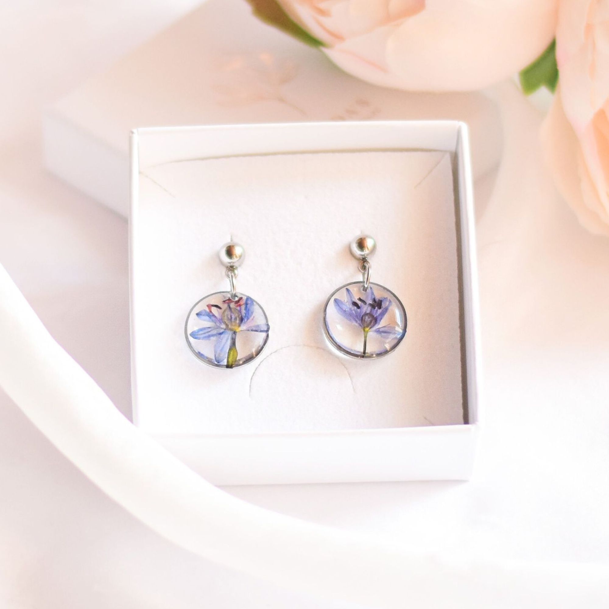 par uhanov s cvetjem v epoksi smoli v škatli