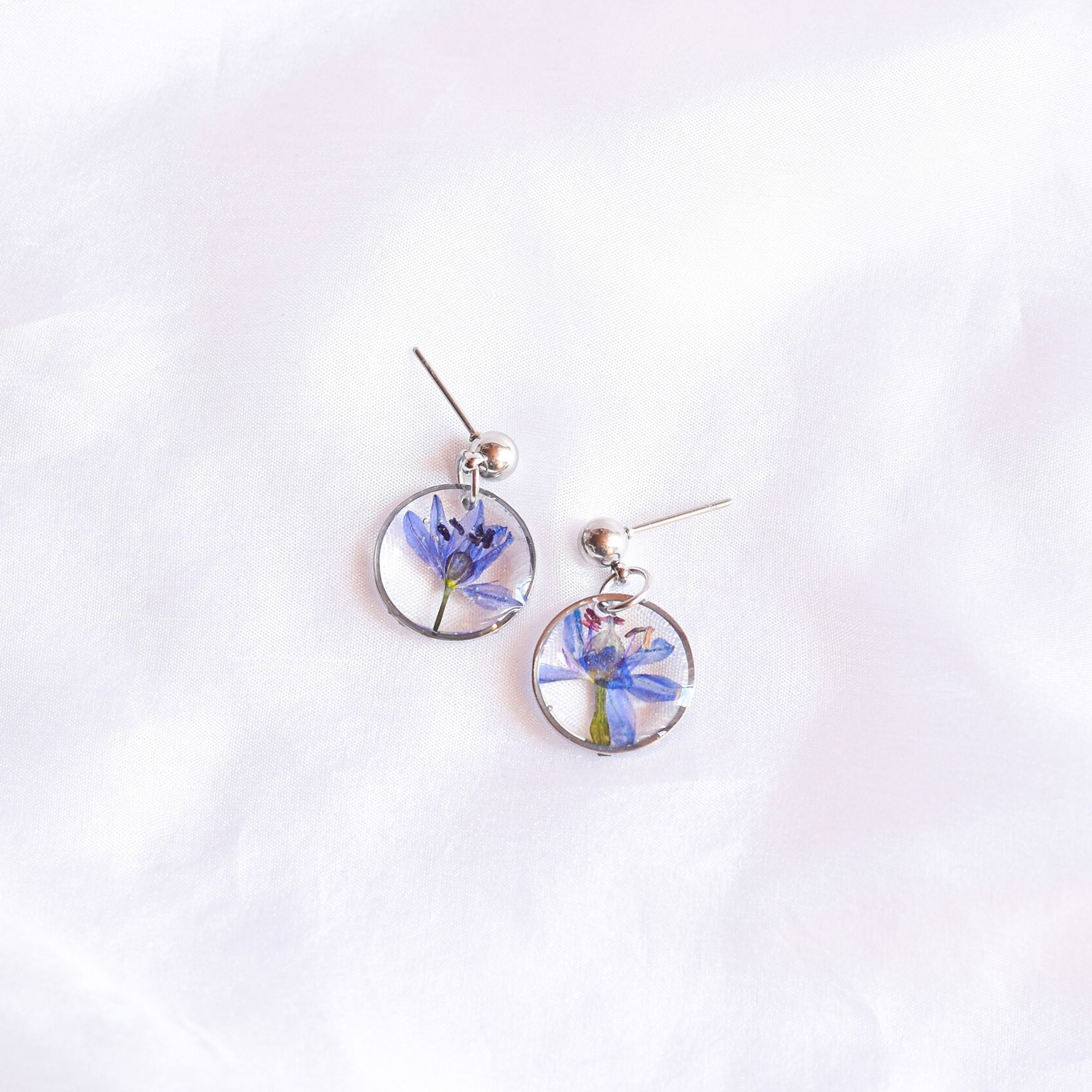 par uhanov s cvetjem v epoksi smoli