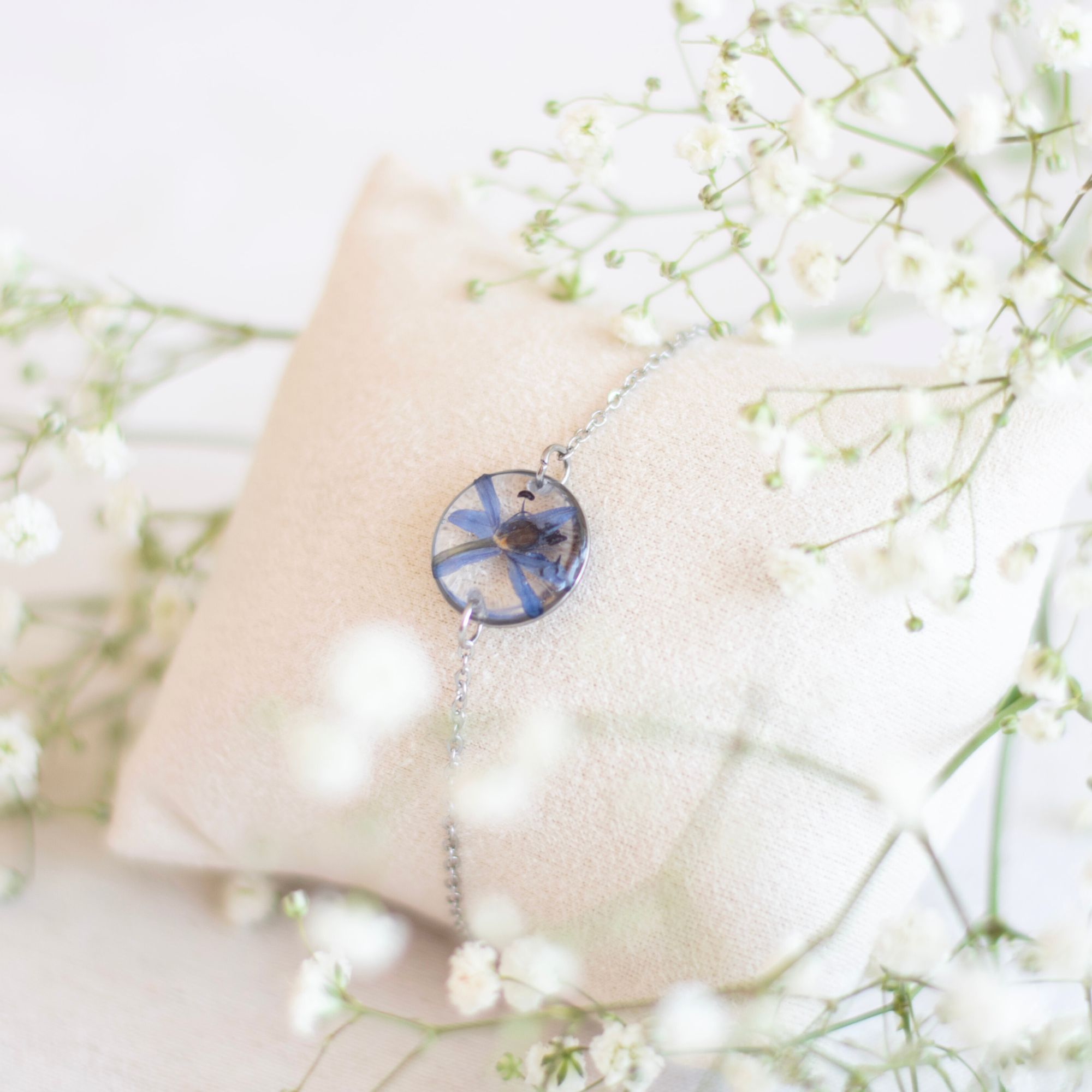 Zapestnica z modro čebulico