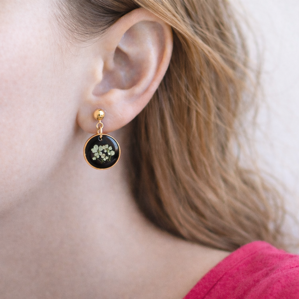 Uhani z divjim korenjem, črni, pozlačeni