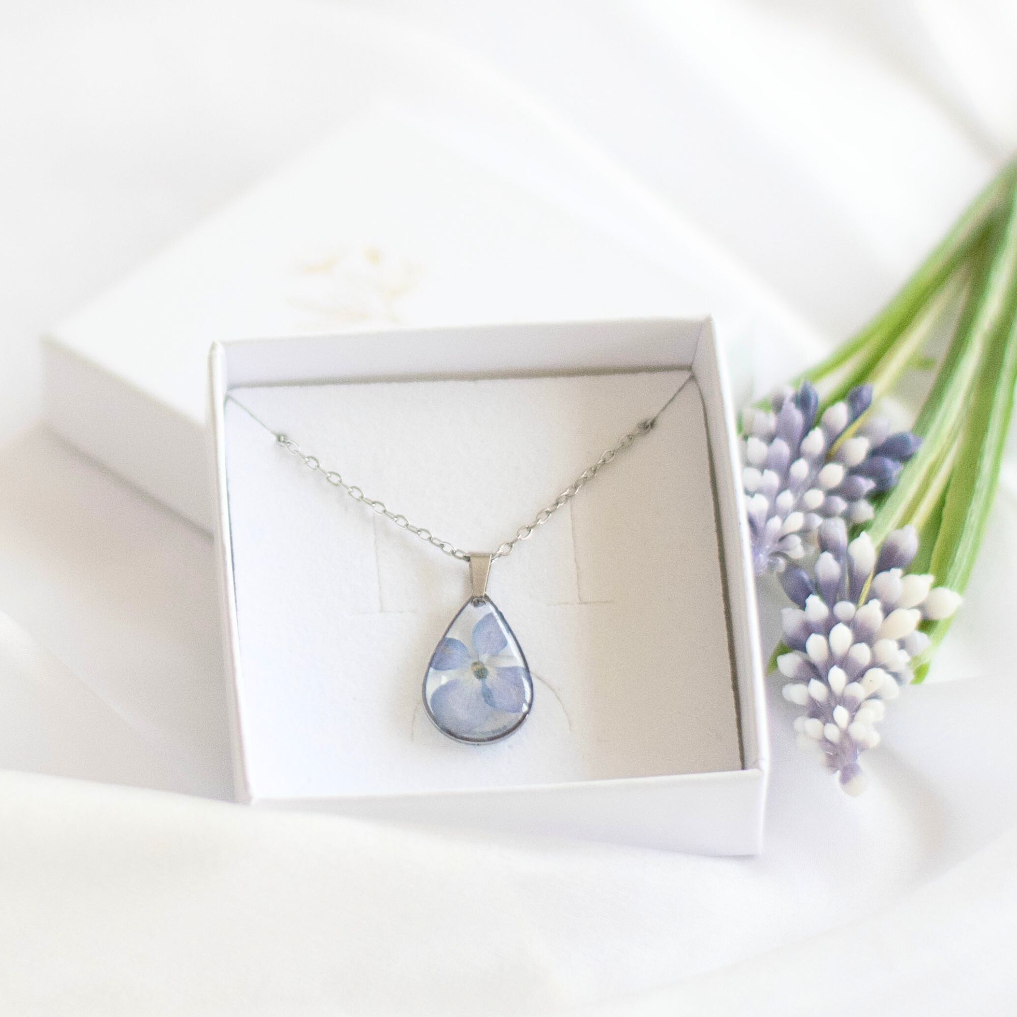 Verižica solzica z modro hortenzijo