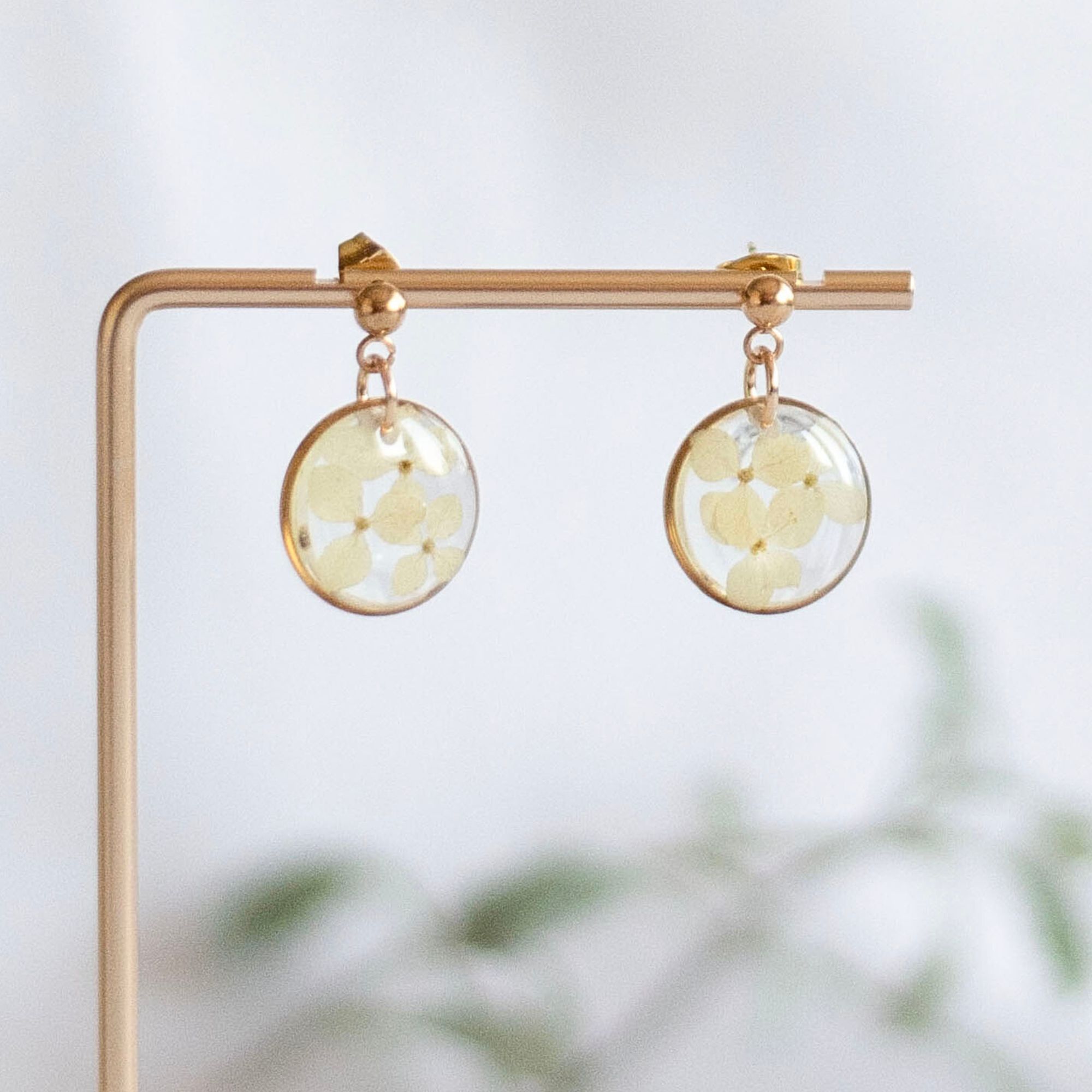 Uhani z belo hortenzijo, pozlačeni - slika 2