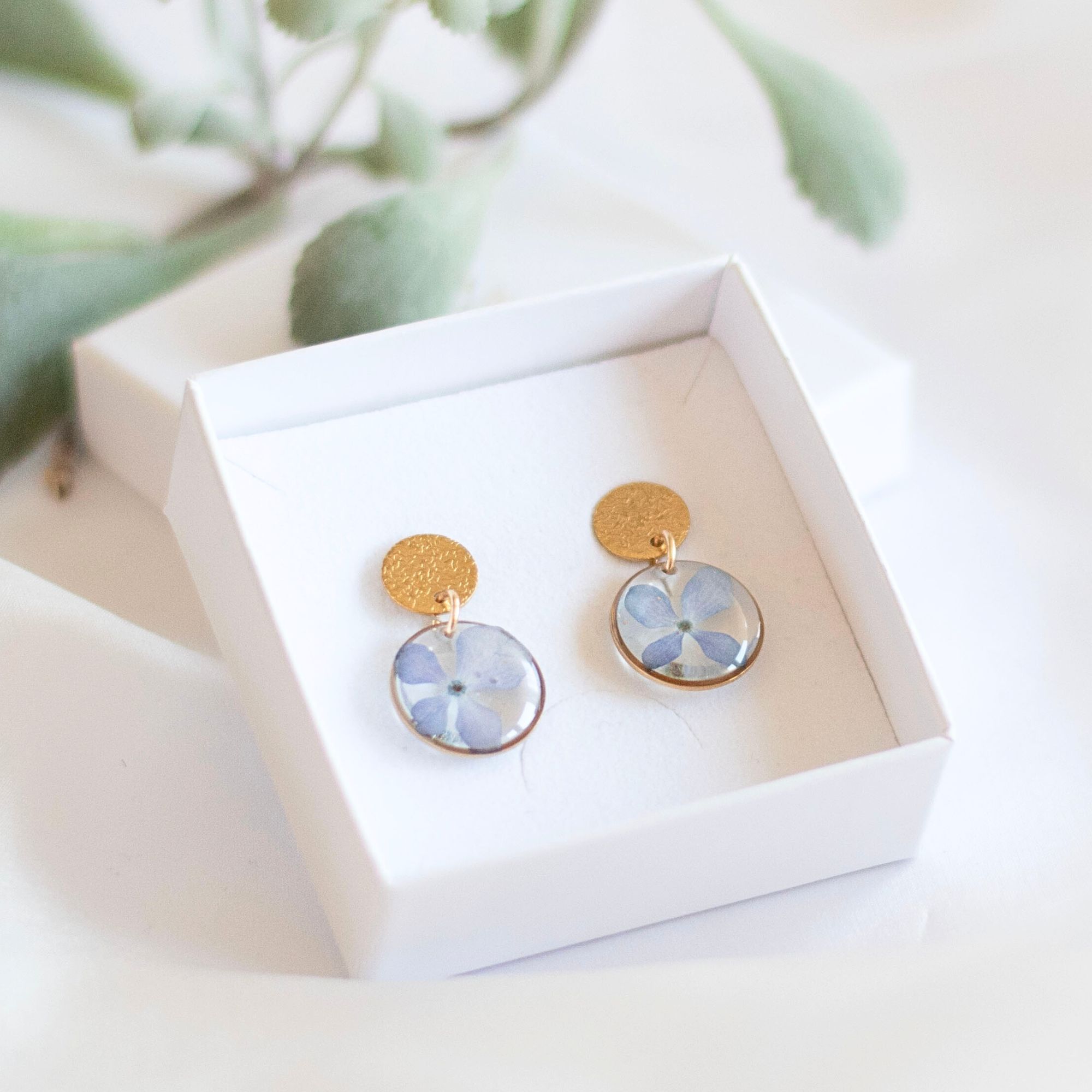 Uhani z vijolično hortenzijo, pozlačeni